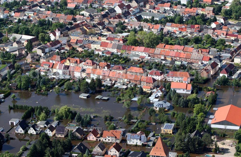 Aken from the bird's eye view: Flood level - situation on the floodplains of the river Elbe in the village Aken in Saxony-Anhalt