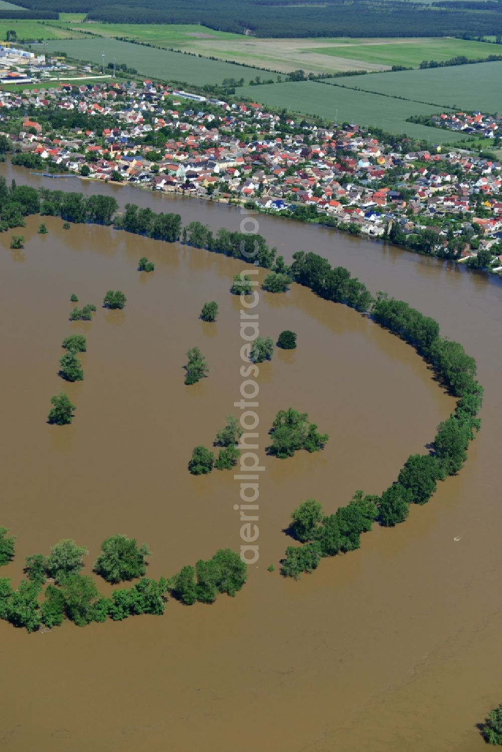 Elster (Elbe) from above - Flood level - situation from flooding and overflow of the banks of the Elbe Elster (Elbe) in Saxony-Anhalt