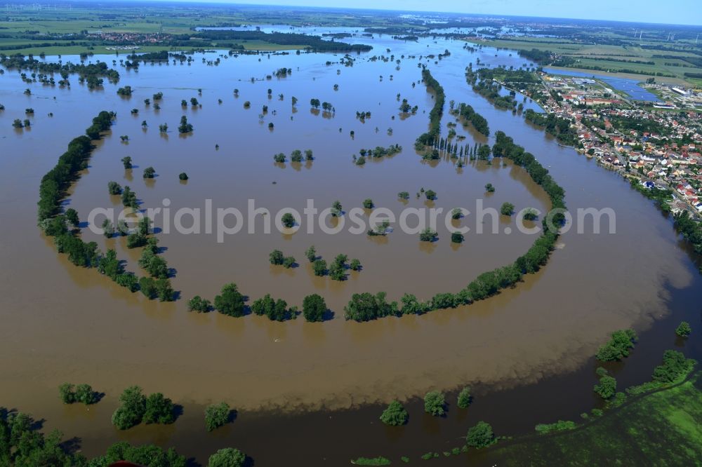 Elster (Elbe) from the bird's eye view: Flood level - situation from flooding and overflow of the banks of the Elbe Elster (Elbe) in Saxony-Anhalt