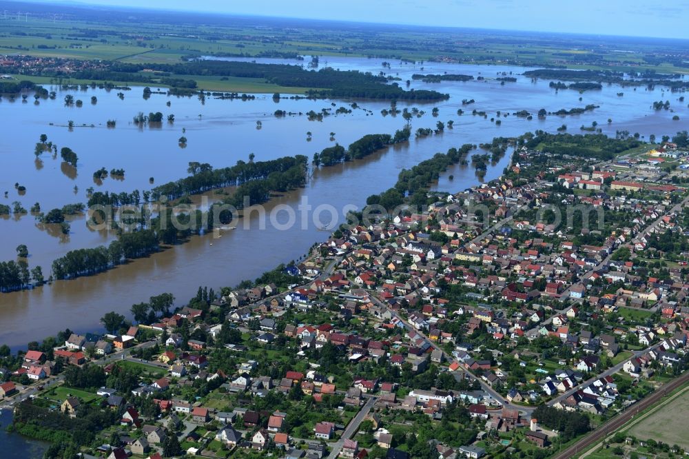 Elster (Elbe) from the bird's eye view: Flood level - situation from flooding and overflow of the banks of the Elbe Elster (Elbe) in Saxony-Anhalt