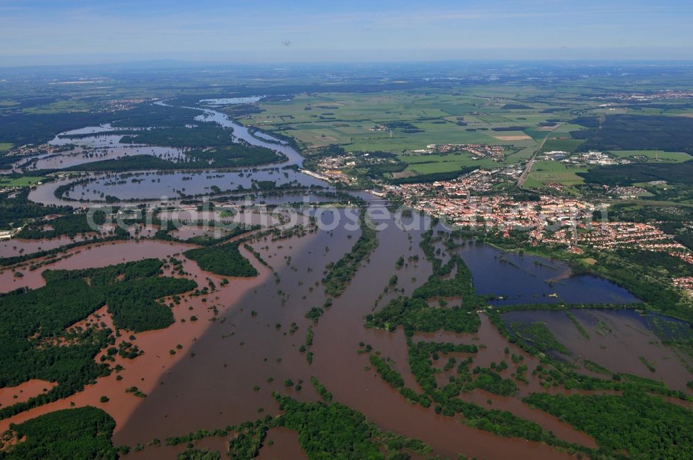 Aerial image Saarenbruch-Matzwerder - Flood level - situation from flooding and overflow of the bank of the Elbe at Saarenbruch-Matzwerder in Saxony-Anhalt