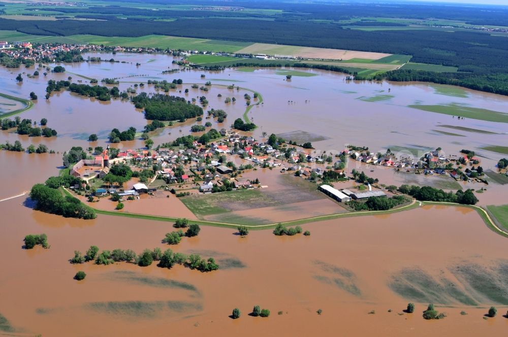 Hohenpreßnitz from the bird's eye view: Flood level - situation from flooding and overflow of the bank of the Mulde in Saxony in Hohenpreßnitz