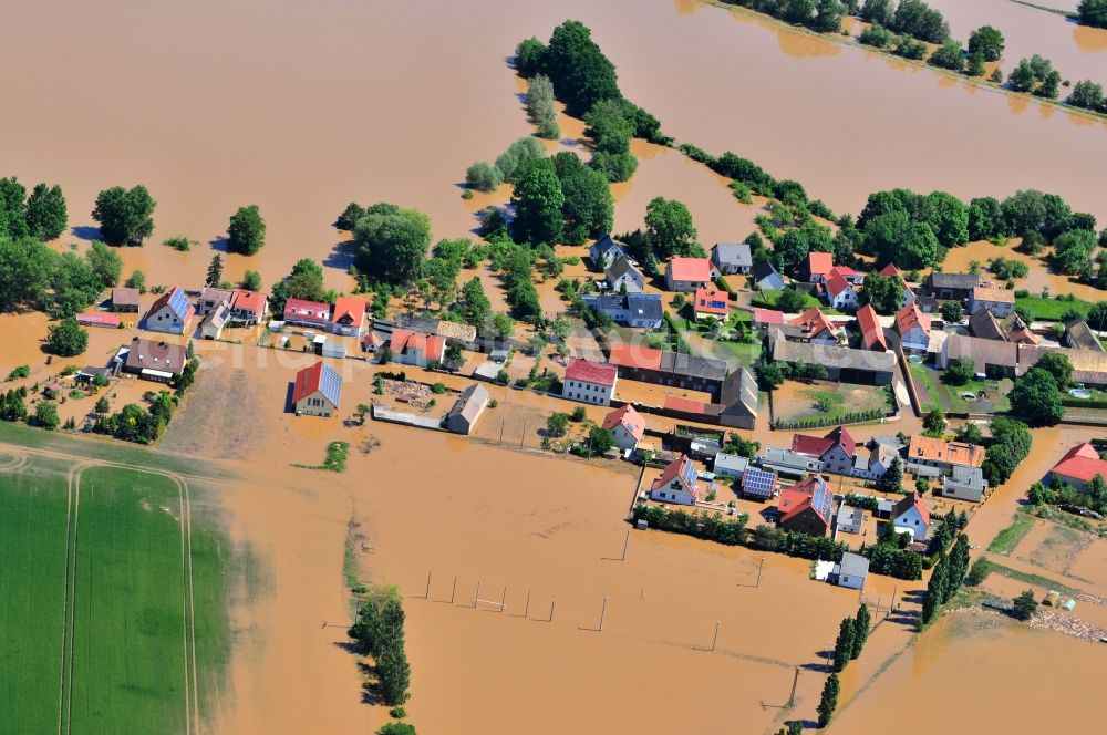 Aerial photograph Laußig - Flood level - situation from flooding and overflow of the bank of the Mulde in Saxony in Laußig