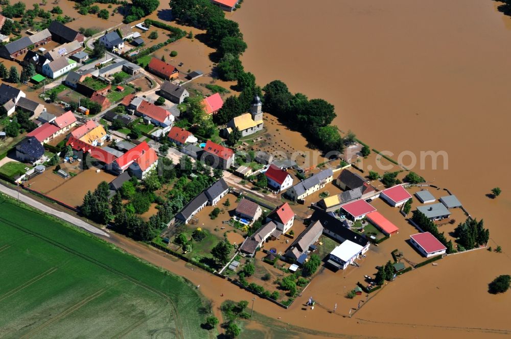 Laußig from the bird's eye view: Flood level - situation from flooding and overflow of the bank of the Mulde in Saxony in Laußig
