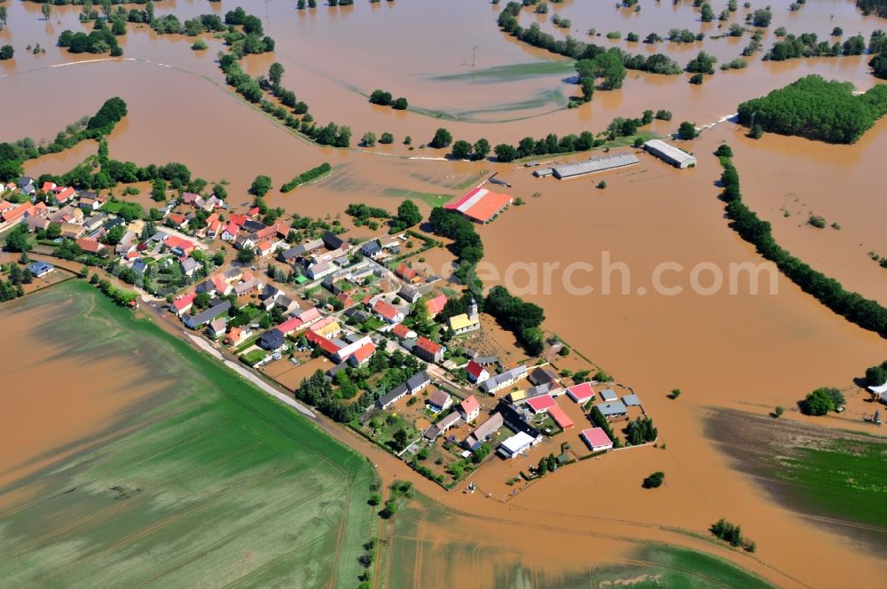 Aerial image Laußig - Flood level - situation from flooding and overflow of the bank of the Mulde in Saxony in Laußig