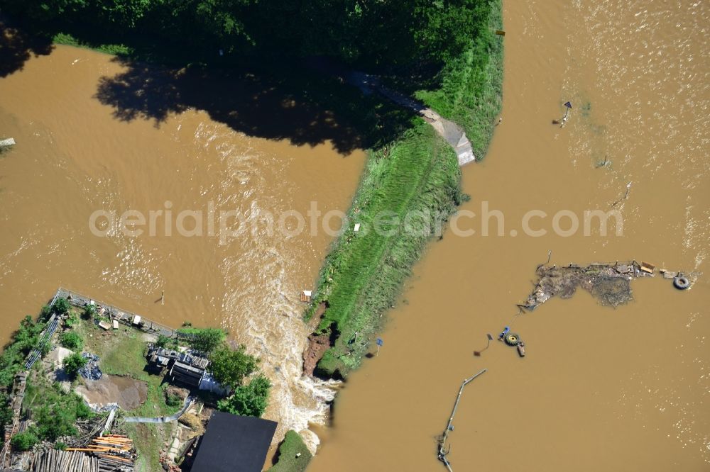 Aerial photograph Laußig - Flood level - situation from flooding and overflow of the bank of the Mulde in Laußig in Saxony