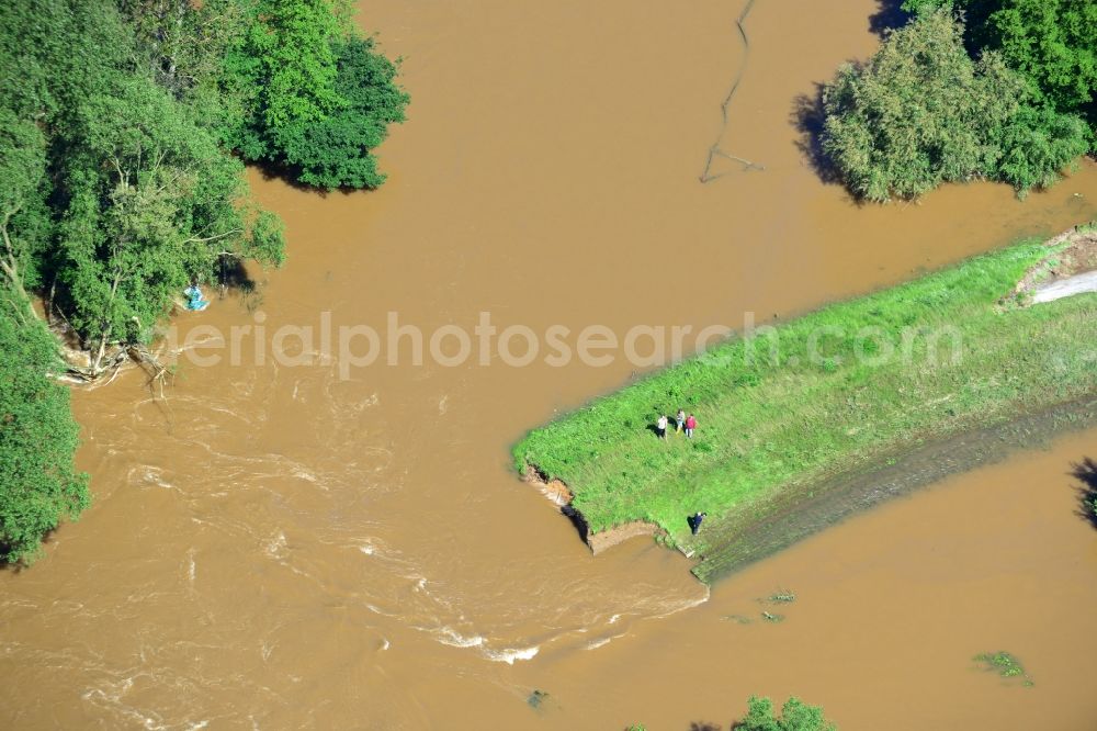 Aerial photograph Laußig - Flood level - situation from flooding and overflow of the bank of the Mulde in Laußig in Saxony