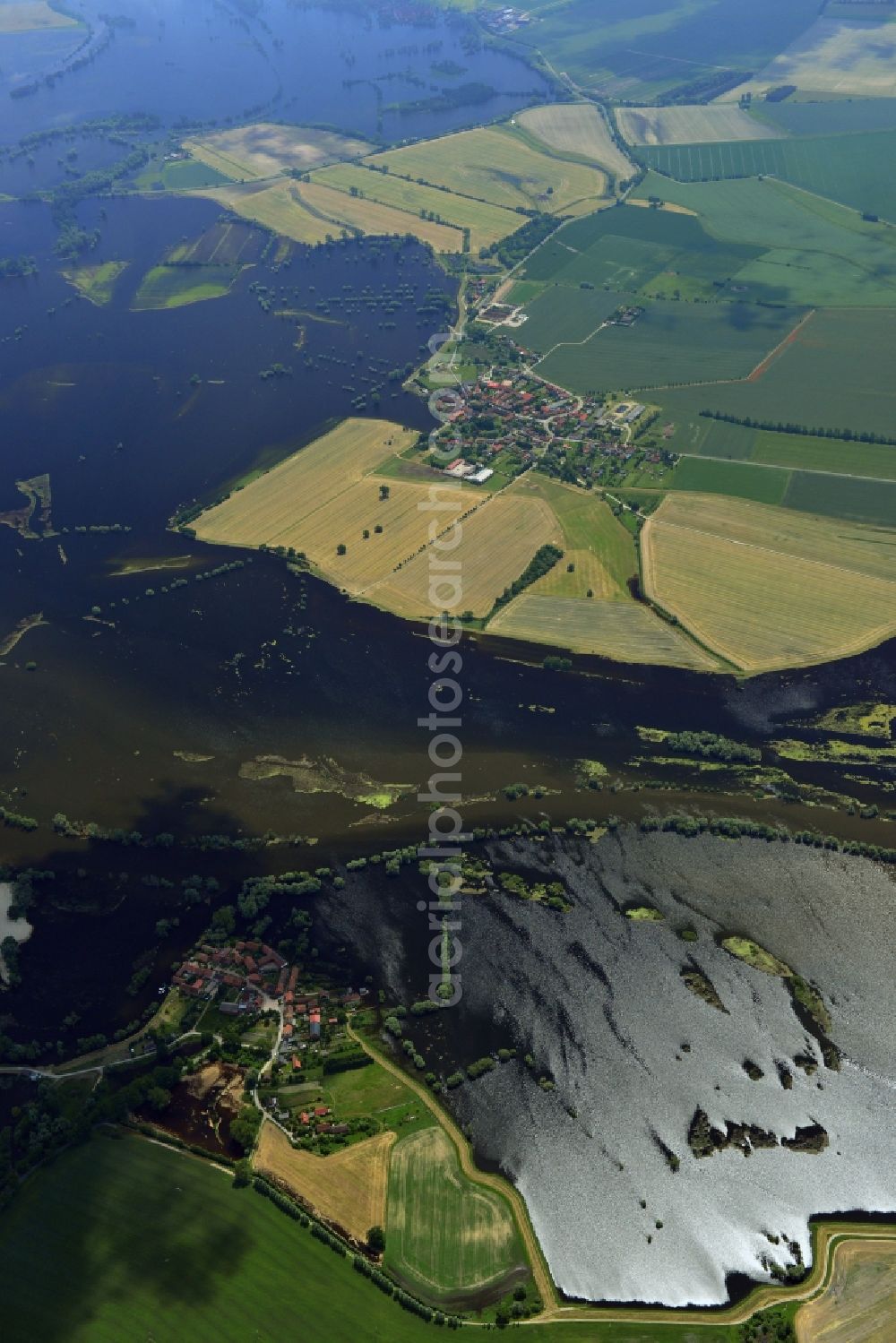 Rhinow from the bird's eye view: Flood level - situation by flooding the Havelaue west of Rhinow in Brandenburg