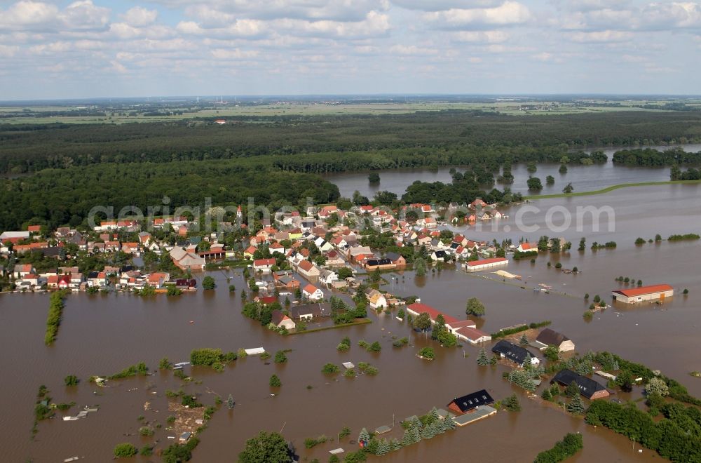 Aerial image Fischbeck ( Elbe ) - Flood level - by dam failure situation on the floodplain of the Elbe at Fischbeck ( Elbe ) in Saxony-Anhalt