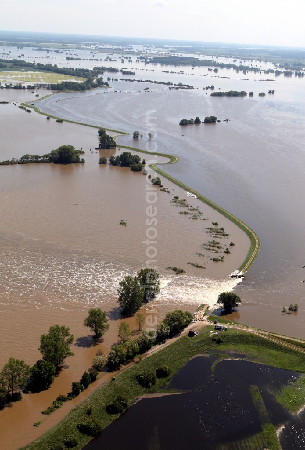 Fischbeck ( Elbe ) from above - Flood level - by dam failure situation on the floodplain of the Elbe at Fischbeck ( Elbe ) in Saxony-Anhalt