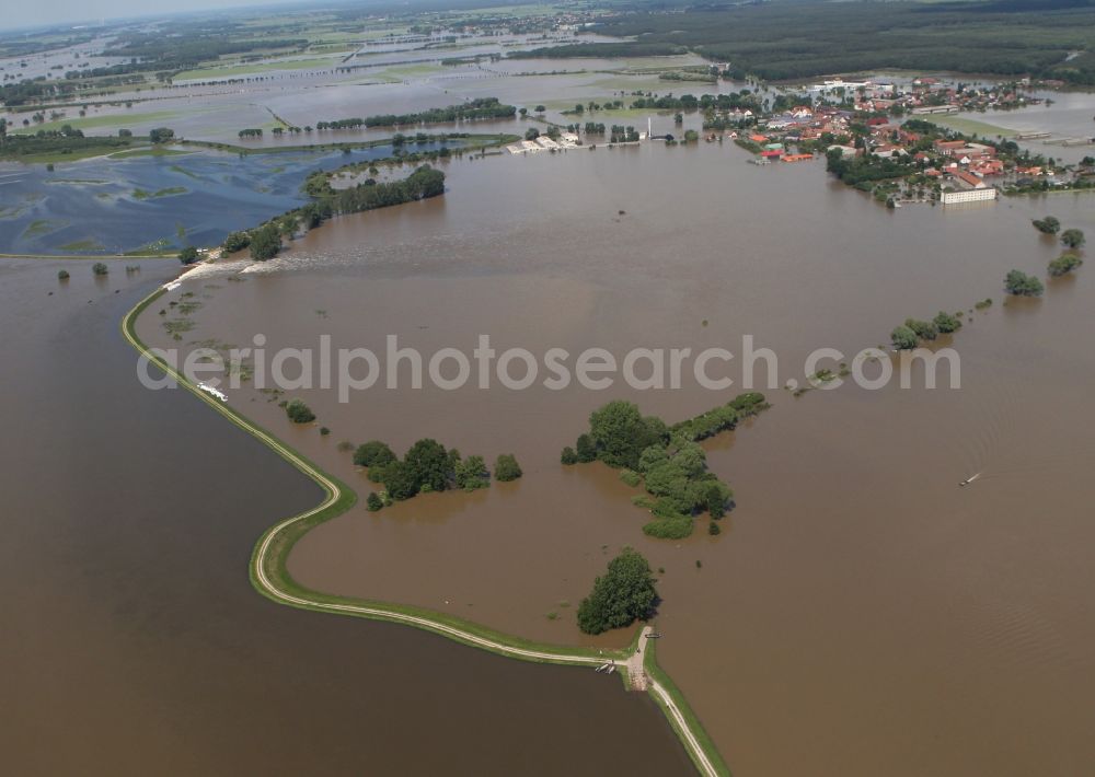 Fischbeck ( Elbe ) from the bird's eye view: Flood level - by dam failure situation on the floodplain of the Elbe at Fischbeck ( Elbe ) in Saxony-Anhalt