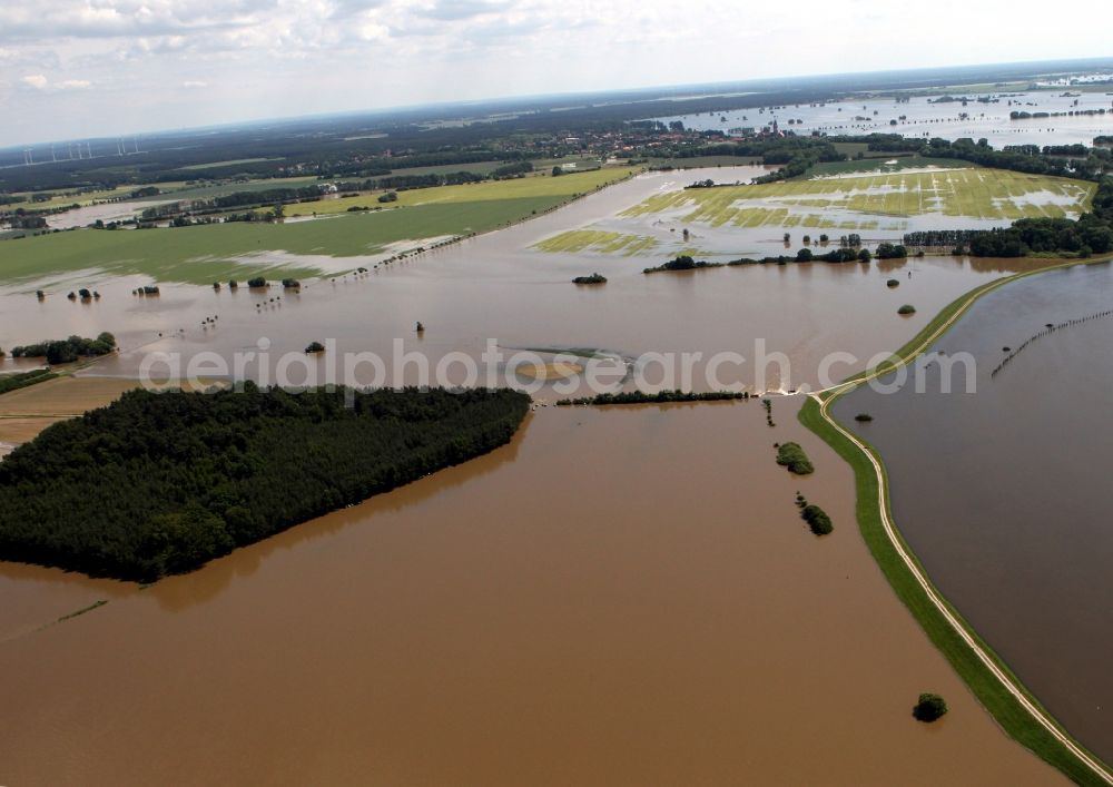 Aerial image Fischbeck ( Elbe ) - Flood level - by dam failure situation on the floodplain of the Elbe at Fischbeck ( Elbe ) in Saxony-Anhalt