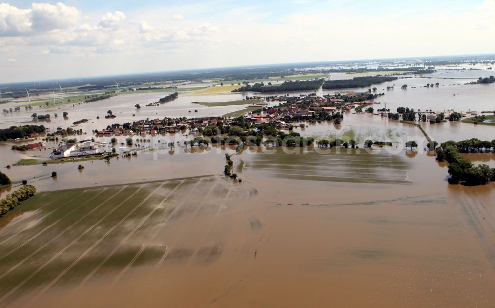 Fischbeck ( Elbe ) from above - Flood level - by dam failure situation on the floodplain of the Elbe at Fischbeck ( Elbe ) in Saxony-Anhalt