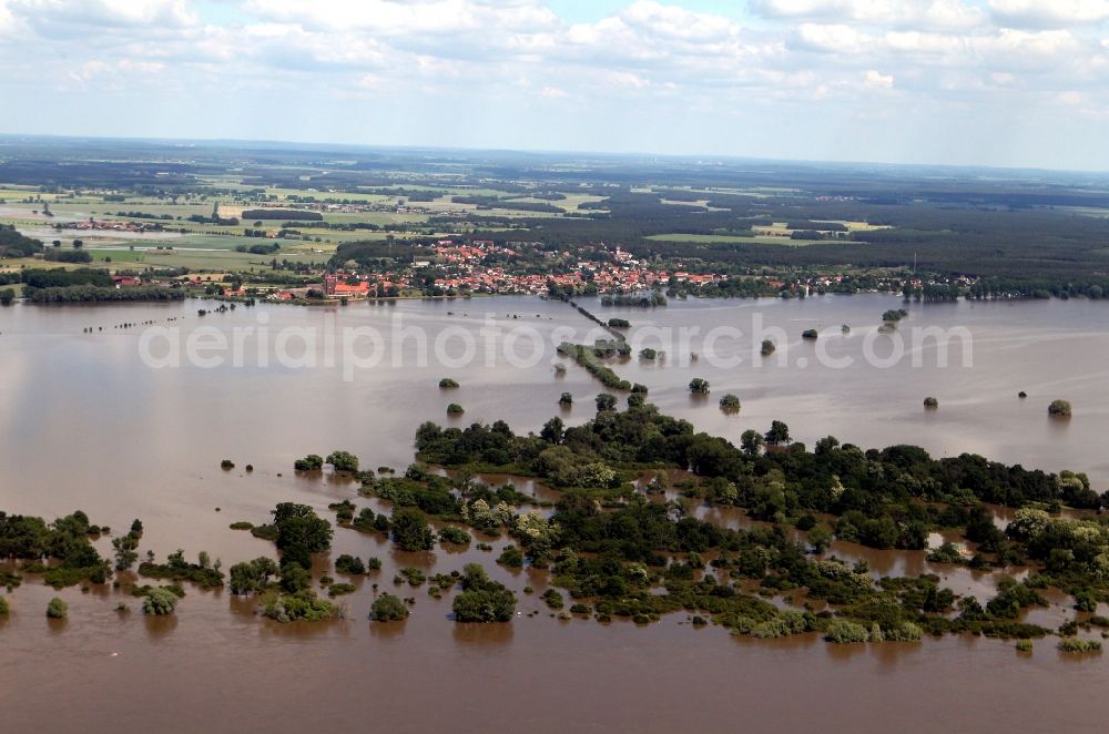 Aerial photograph Fischbeck ( Elbe ) - Flood level - by dam failure situation on the floodplain of the Elbe at Fischbeck ( Elbe ) in Saxony-Anhalt