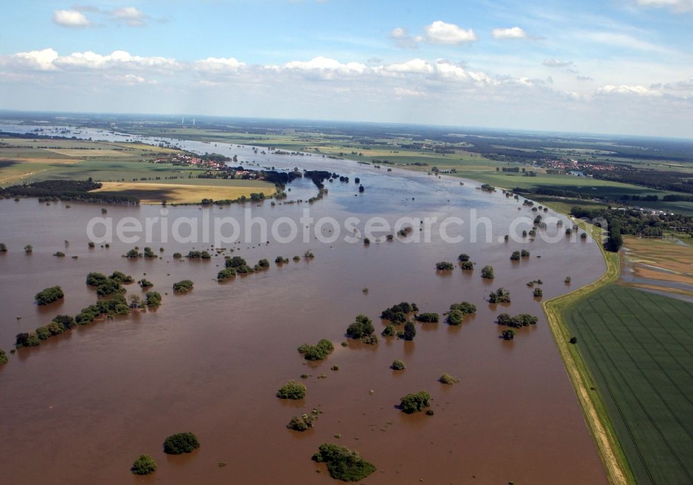 Fischbeck ( Elbe ) from above - Flood level - by dam failure situation on the floodplain of the Elbe at Fischbeck ( Elbe ) in Saxony-Anhalt