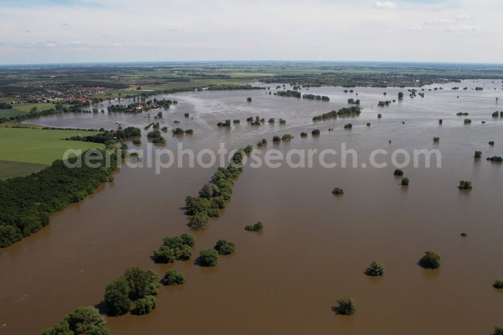 Fischbeck ( Elbe ) from the bird's eye view: Flood level - by dam failure situation on the floodplain of the Elbe at Fischbeck ( Elbe ) in Saxony-Anhalt