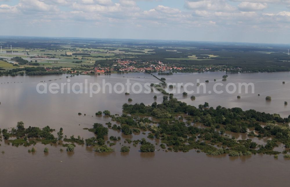 Aerial photograph Fischbeck ( Elbe ) - Flood level - by dam failure situation on the floodplain of the Elbe at Fischbeck ( Elbe ) in Saxony-Anhalt