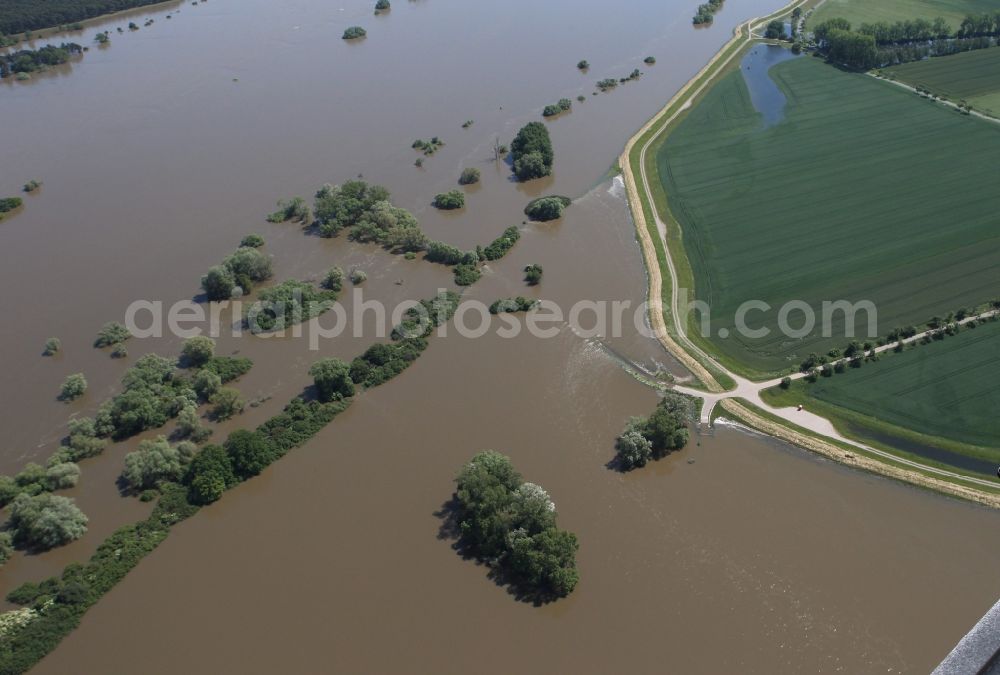 Fischbeck ( Elbe ) from above - Flood level - by dam failure situation on the floodplain of the Elbe at Fischbeck ( Elbe ) in Saxony-Anhalt