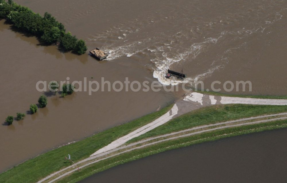 Fischbeck ( Elbe ) from the bird's eye view: Flood level - by dam failure situation on the floodplain of the Elbe at Fischbeck ( Elbe ) in Saxony-Anhalt