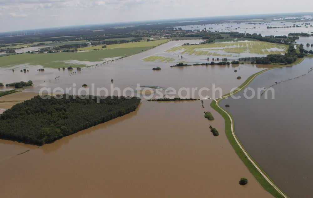 Aerial image Fischbeck ( Elbe ) - Flood level - by dam failure situation on the floodplain of the Elbe at Fischbeck ( Elbe ) in Saxony-Anhalt