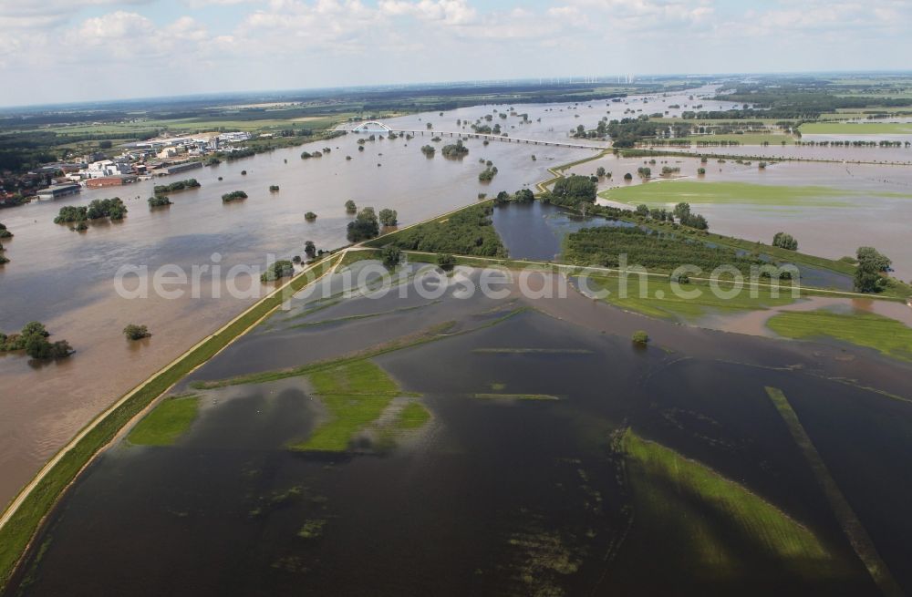 Aerial photograph Fischbeck ( Elbe ) - Flood level - by dam failure situation on the floodplain of the Elbe at Fischbeck ( Elbe ) in Saxony-Anhalt