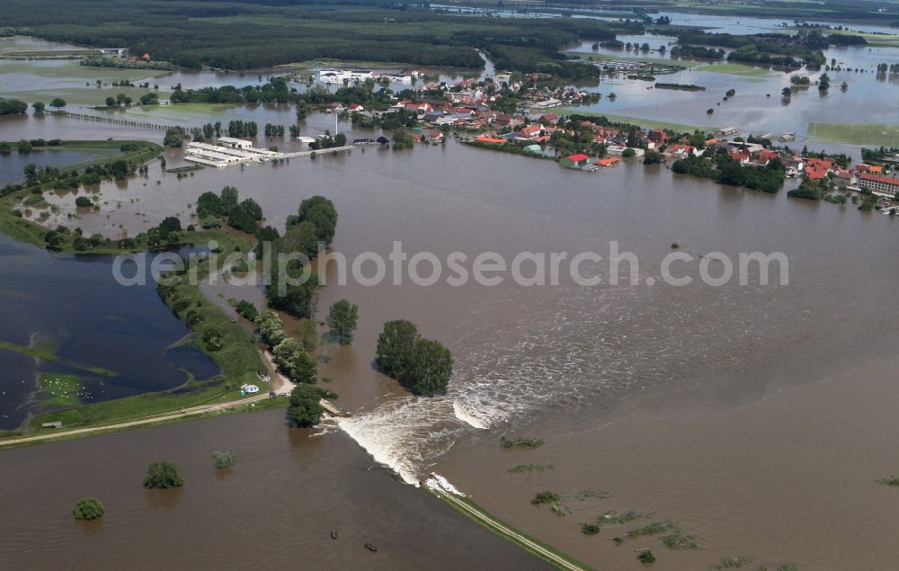 Fischbeck ( Elbe ) from above - Flood level - by dam failure situation on the floodplain of the Elbe at Fischbeck ( Elbe ) in Saxony-Anhalt