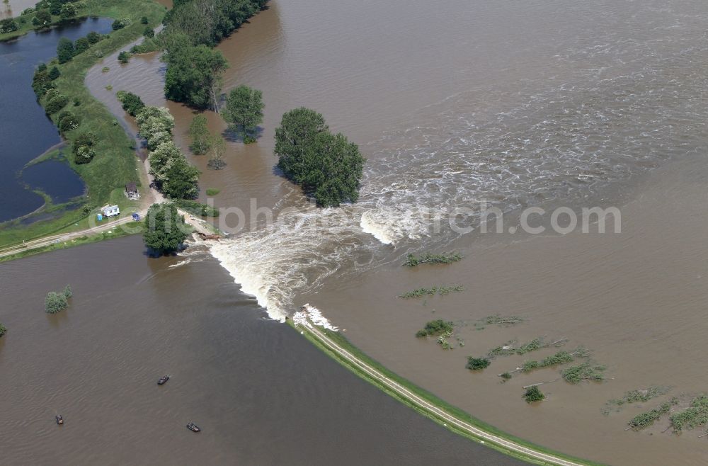 Fischbeck ( Elbe ) from the bird's eye view: Flood level - by dam failure situation on the floodplain of the Elbe at Fischbeck ( Elbe ) in Saxony-Anhalt