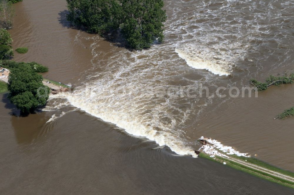 Aerial image Fischbeck ( Elbe ) - Flood level - by dam failure situation on the floodplain of the Elbe at Fischbeck ( Elbe ) in Saxony-Anhalt