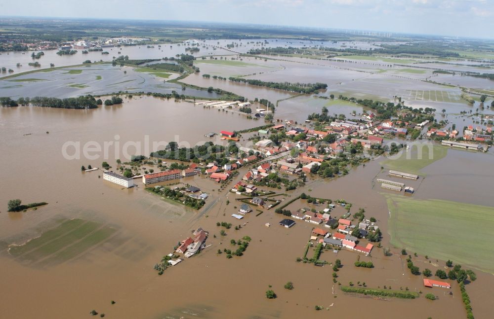 Aerial photograph Fischbeck ( Elbe ) - Flood level - by dam failure situation on the floodplain of the Elbe at Fischbeck ( Elbe ) in Saxony-Anhalt