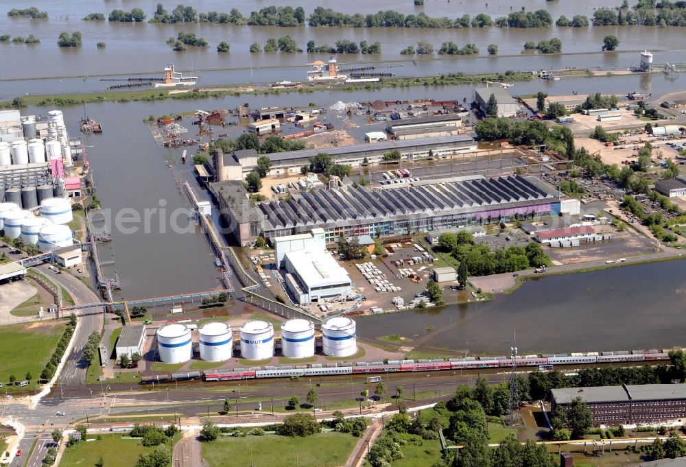 Magdeburg from the bird's eye view: Flood level - situation on the shore area of the descent channel in the industry - Port Magdeburg - Rothensee in Saxony-Anhalt