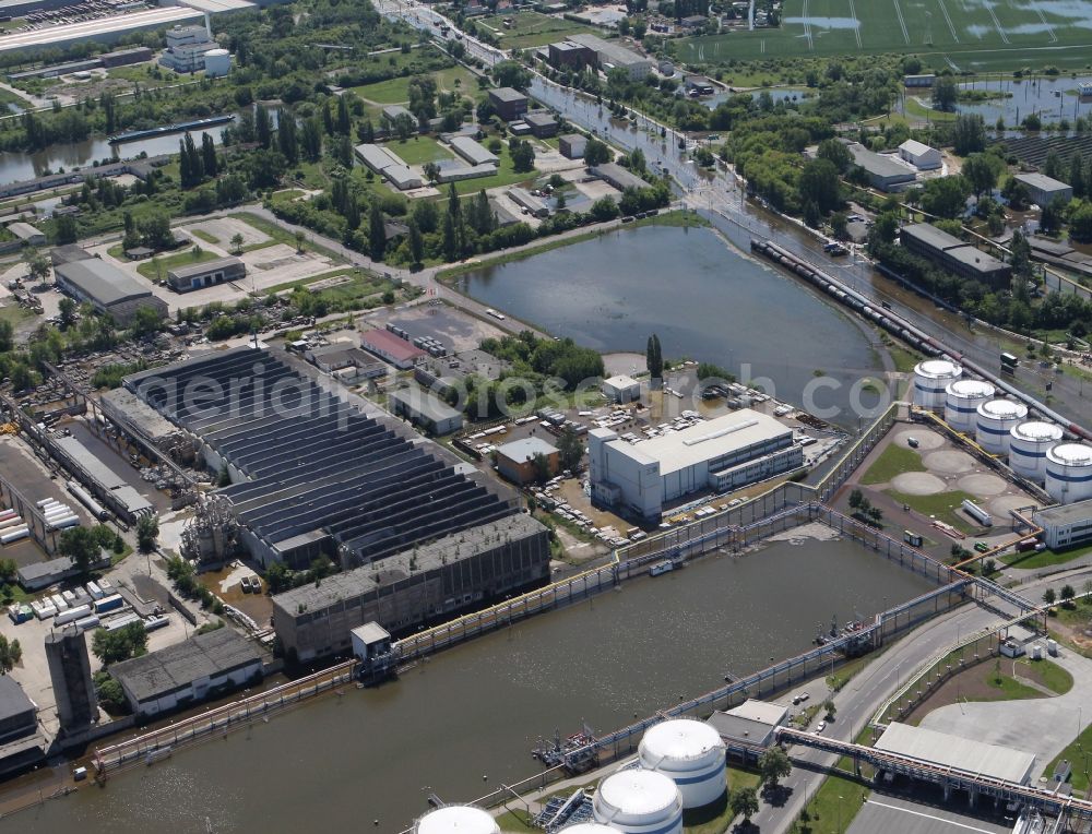 Aerial image Magdeburg - Flood level - situation on the shore area of the descent channel in the industry - Port Magdeburg - Rothensee in Saxony-Anhalt