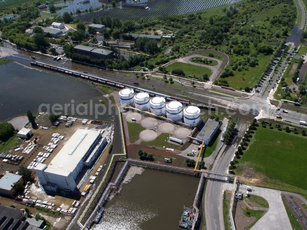 Aerial photograph Magdeburg - Flood level - situation on the shore area of the descent channel in the industry - Port Magdeburg - Rothensee in Saxony-Anhalt