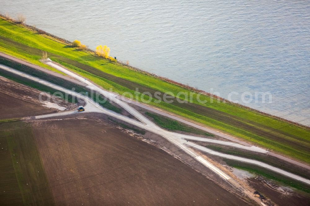 Duisburg from the bird's eye view: Flood - protective dam construction in the district Duisburg Sued in Duisburg in the state North Rhine-Westphalia, Germany