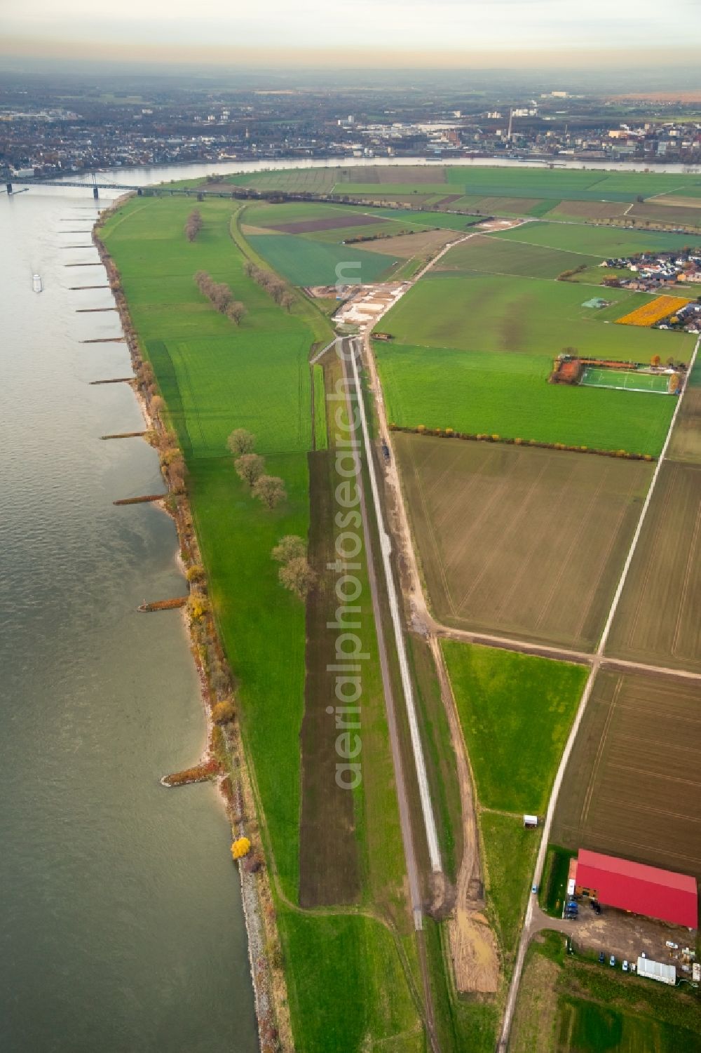 Aerial image Duisburg - Flood - protective dam construction in the district Duisburg Sued in Duisburg in the state North Rhine-Westphalia, Germany