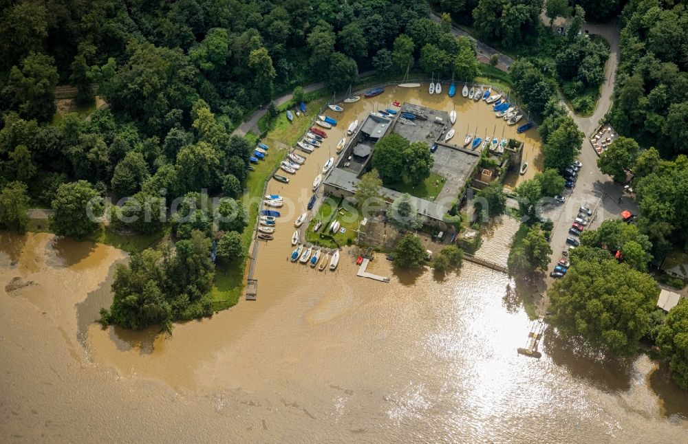 Essen from the bird's eye view: Flooded Pleasure boat marina with docks and moorings on the shore area the Ruhr in Essen at Ruhrgebiet in the state North Rhine-Westphalia, Germany