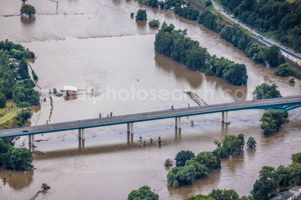 Wetter (Ruhr) from the bird's eye view: Flood situation and flooding, all-rousing and infrastructure-destroying masses of brown water on the course of the river Ruhr at the Neue Ruhrbruecke Wetter below Gederner Strasse - federal road B226 in Wetter (Ruhr) at Ruhrgebiet in the state North Rhine-Westphalia, Germany