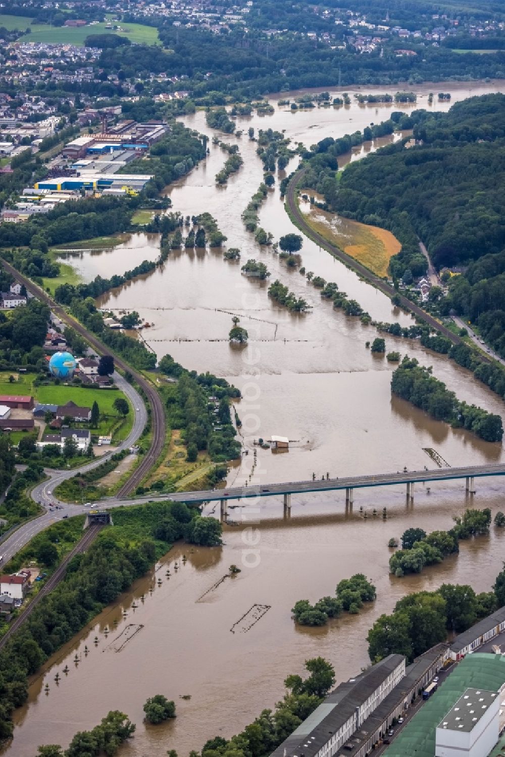 Aerial image Wetter (Ruhr) - Flood situation and flooding, all-rousing and infrastructure-destroying masses of brown water on the course of the river Ruhr at the Neue Ruhrbruecke Wetter below Gederner Strasse - federal road B226 in Wetter (Ruhr) at Ruhrgebiet in the state North Rhine-Westphalia, Germany