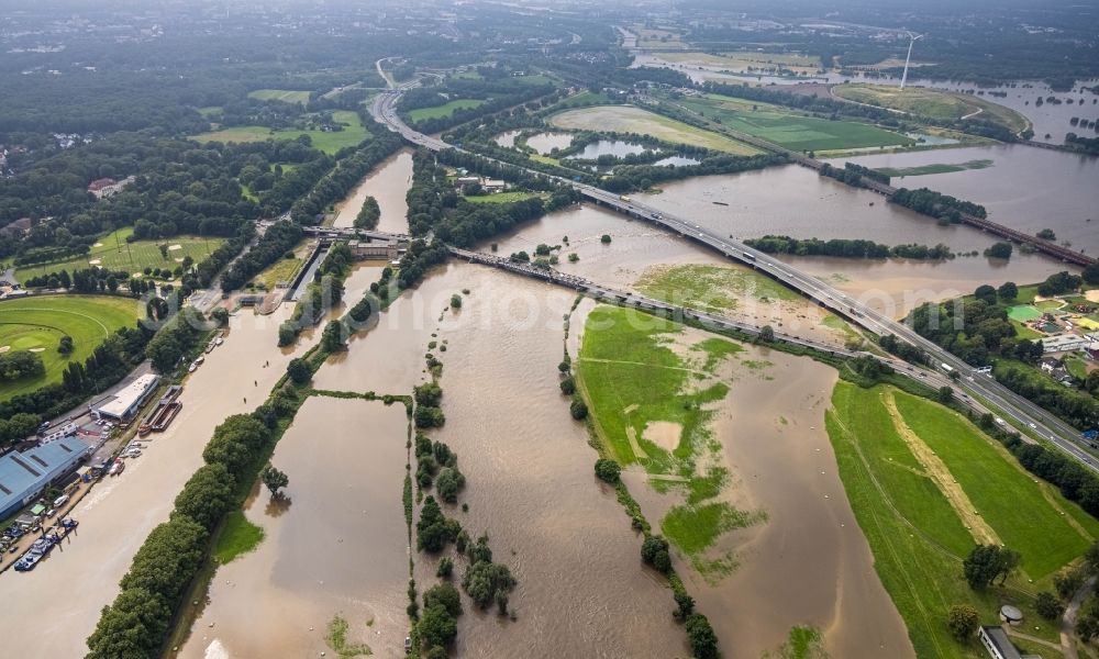 Aerial photograph Oberhausen - Flood situation and flooding, all-rousing and infrastructure-destroying masses of brown water on the curve of the Ruhr loop in Oberhausen at Ruhrgebiet in the state North Rhine-Westphalia, Germany