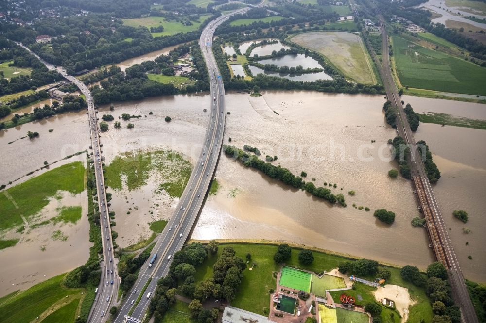 Aerial photograph Oberhausen - Flood situation and flooding, all-rousing and infrastructure-destroying masses of brown water on the curve of the Ruhr loop in Oberhausen at Ruhrgebiet in the state North Rhine-Westphalia, Germany