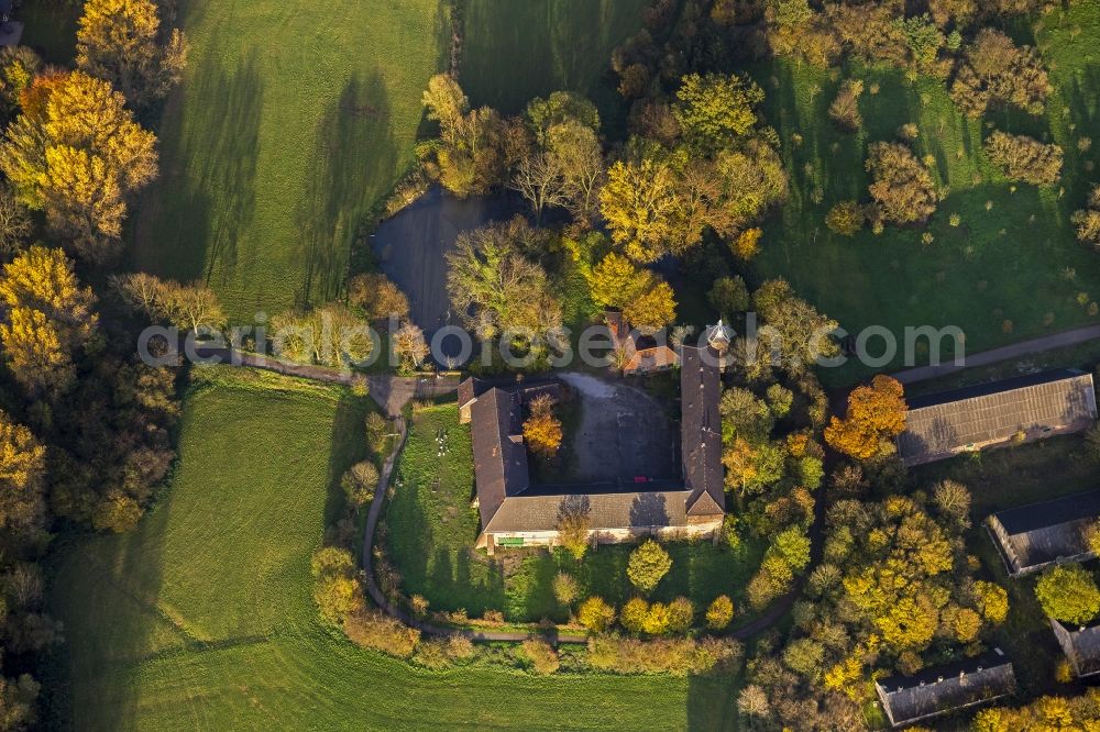 Aerial image Duisburg - View of in the poultry farm Spee´sches Gefluegelgut Haus Boeckum at Boeckumer Burgweg in Duisburg - Huckingen in the state North Rhine-Westphalia. The poultry yard is located next to the gold course Golf And More in the south of the Ruhr region city