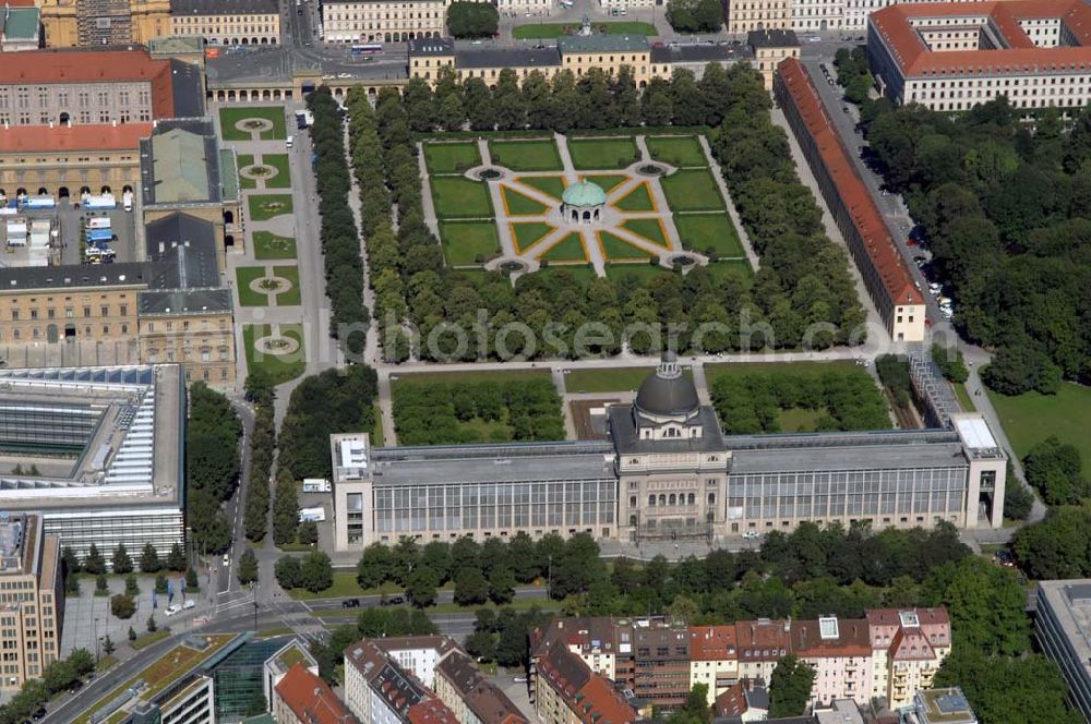 Aerial image München - Der Hofgarten ist eine barocke Parkanlage im Herzen von München. In der Mitte des Hofgartens befindet sich ein Pavillon, der Dianatempel. Munich 2007/07/14 The Hofgarten in Munich is a baroque garden in the center of the city between the Residenz and the Englischer Garten. In the center of the garden is a pavilion for the goddess Diana.