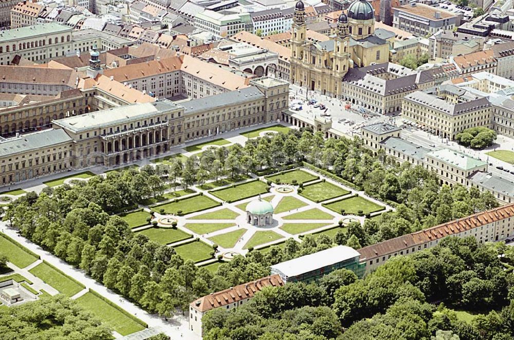 München/ Bayern from above - Hofgarten an der Residenz im Stadtzentrum von München.