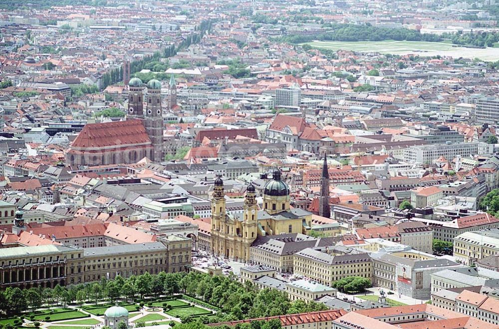 München/ Bayern from above - Hofgarten der Residenz, St. Kajetan (Theatinerkirche) und Frauenkirche im Stadtzentrum von München.