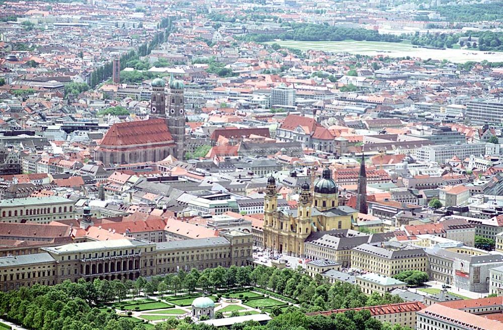 München/ Bayern from the bird's eye view: Hofgarten der Residenz, St. Kajetan (Theatinerkirche) und Frauenkirche im Stadtzentrum von München.