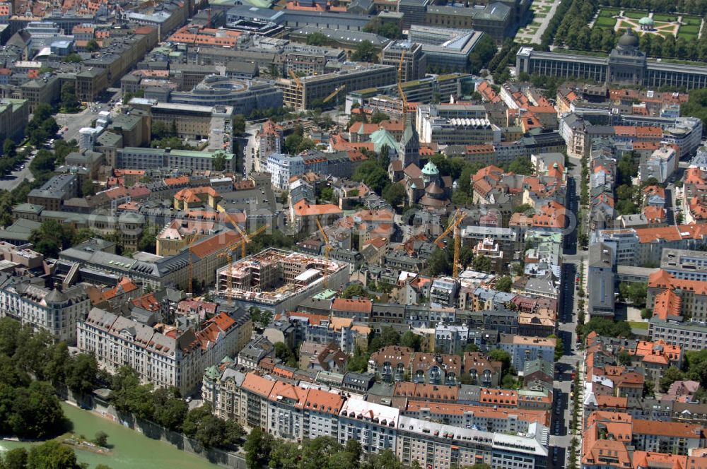 München from the bird's eye view: München 15.07.207 Hofgarten (oben rechts), Sankt Anna Pfarrkirche (Mitte) und Max-Planck-Gesellschaft Generalverwaltung (links neben Hofgarten).