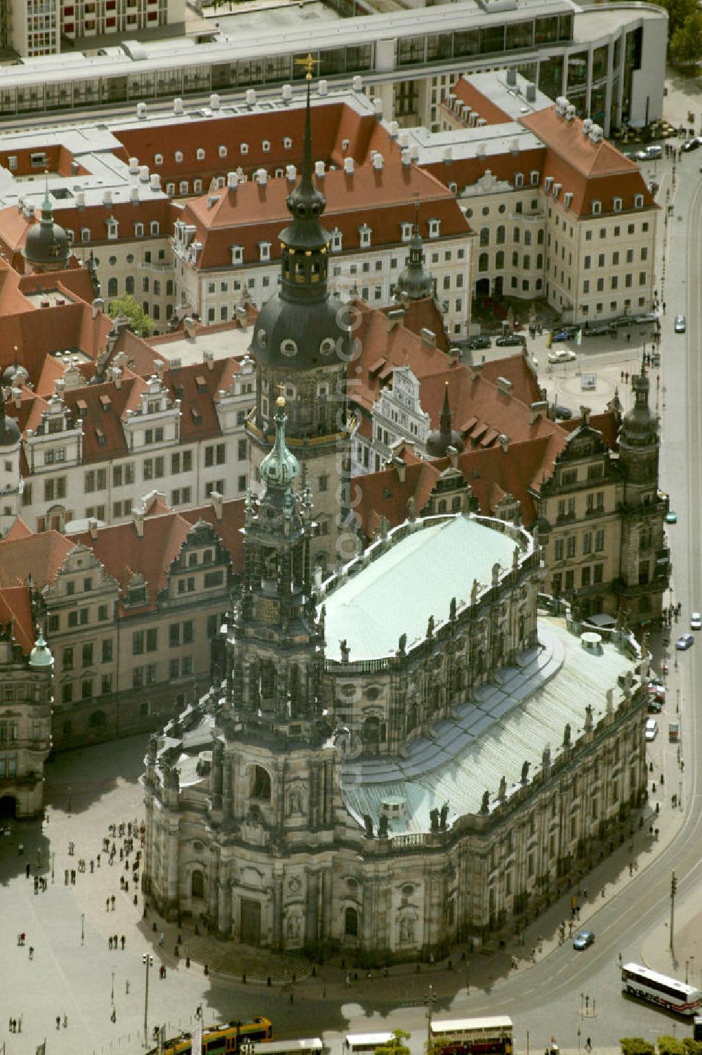 Dresden from the bird's eye view: Blick auf die Hofkirche in der historischen Altstadt.