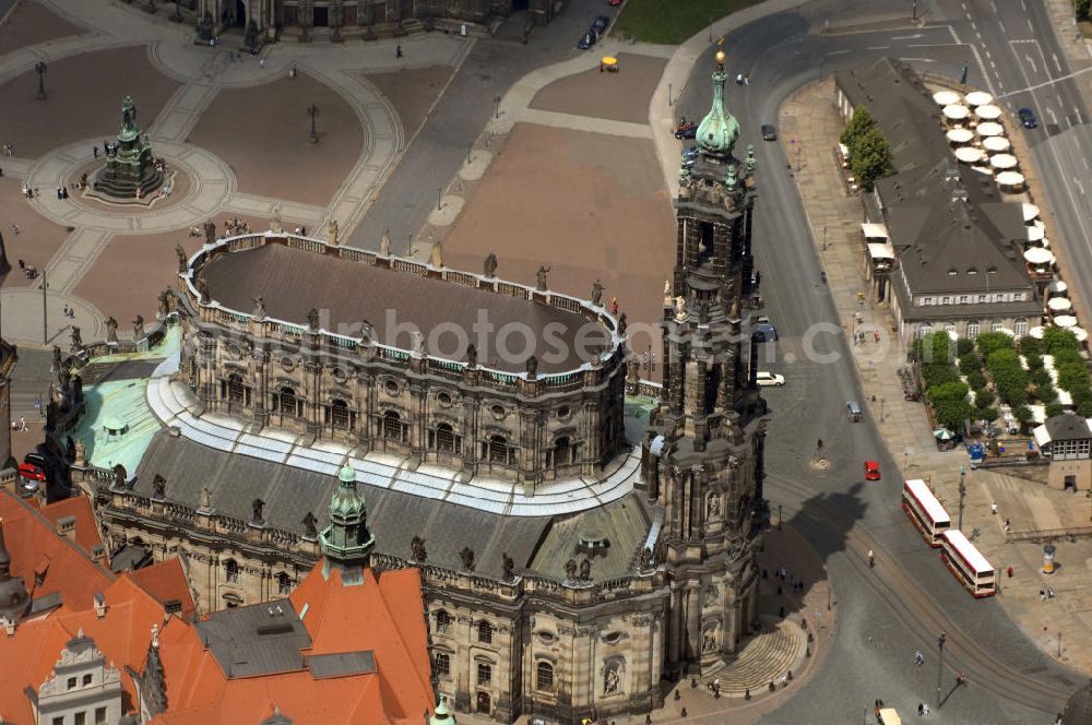 Aerial photograph Dresden - Blick auf die katholische Hofkirche Sanctissimae Trinitatis ist Kathedrale des Bistums Dresden-Meißen sowie eine Stadtpfarrkirche Dresdens. Die Kirche wurde unter Kurfürst Friedrich August II. von Sachsen durch Gaetano Chiaveri von 1739 bis 1755 im Stil des Barocks errichtet. Im Jahr 1964 bereits zur Kon-Kathedrale („Mit-Kathedrale“) erhoben, wurde sie 1980 durch den Umzug des Bischofs von Bautzen nach Dresden zur Kathedrale des Bistums Dresden-Meißen. Als Hofkirche ist sie durch einen Übergang mit dem Residenzschloss verbunden und liegt am Altstädter Ufer unmittelbar an der Elbe. Baugeschichtlich entstand sie in etwa zeitgleich mit der Frauenkirche, die in etwa 300 Meter Entfernung den Neumarkt prägt.