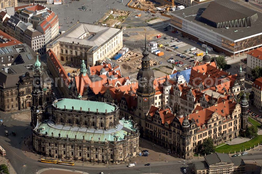 Aerial photograph Dresden - Die ehemalige Dresdner Hofkirche (offiziell: Kathedrale Sanctissimae Trinitatis) ist die Kathedrale des Bistums Dresden-Meißen und eine katholische Stadtpfarrkirche Dresdens. Das Dresdner Schloss ist eines der ältesten Bauwerke Dresdens und baugeschichtlich sehr bedeutsam, da alle Stilrichtungen von Romanik bis Historismus ihre Spuren an dem Bauwerk hinterlassen haben.