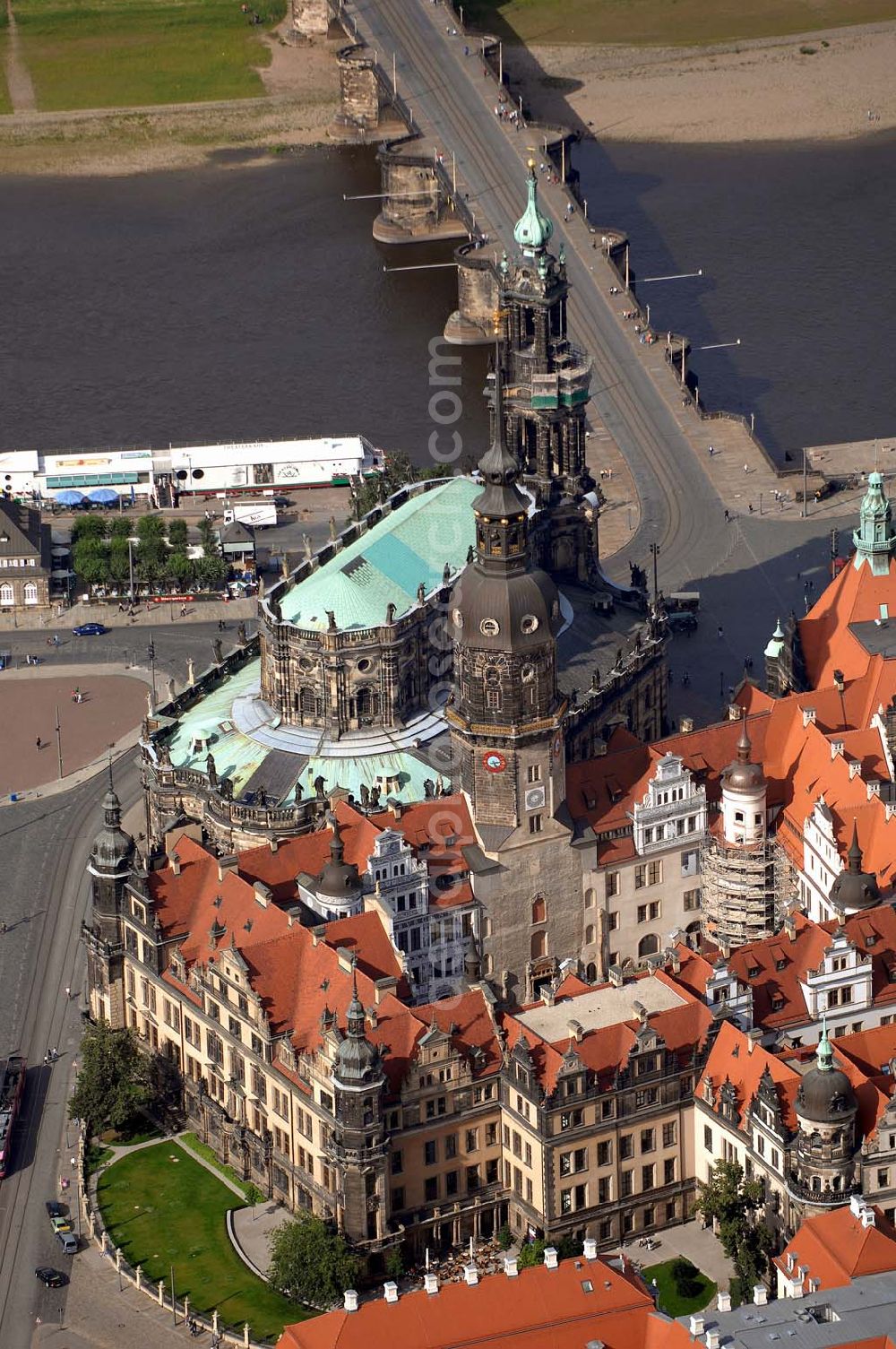 Aerial image Dresden - Die ehemalige Dresdner Hofkirche ist die Kathedrale des Bistums Dresden-Meißen und eine katholische Stadtpfarrkirche Dresdens. Das Dresdner Schloss ist eines der ältesten Bauwerke Dresdens und baugeschichtlich sehr bedeutsam, da alle Stilrichtungen von Romanik bis Historismus ihre Spuren an dem Bauwerk hinterlassen haben. Im Hintergrund ist die Augustusbrücke, die über die Elbe führt, zu sehen.