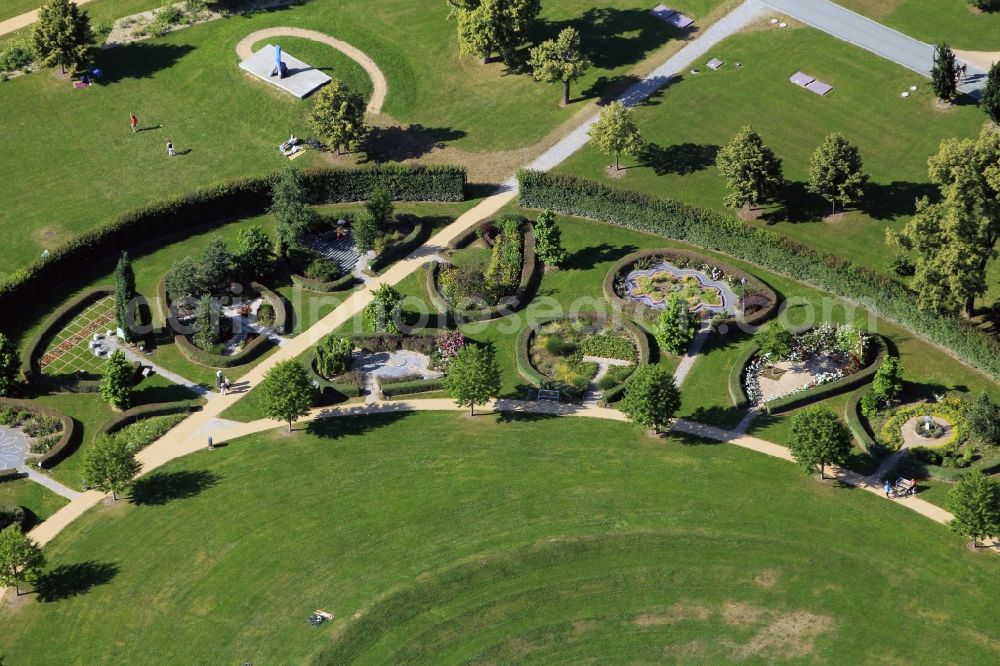 Aerial photograph Gera - The park Hofwiesenpark in Gera in Thuringia. The park Hofwiesenpark separates the western city center from the district Untermhaus